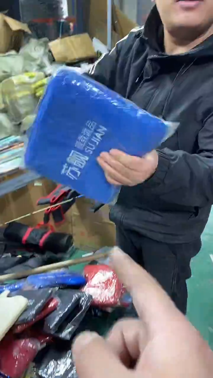 苏舰钓箱坐垫颜色随机    