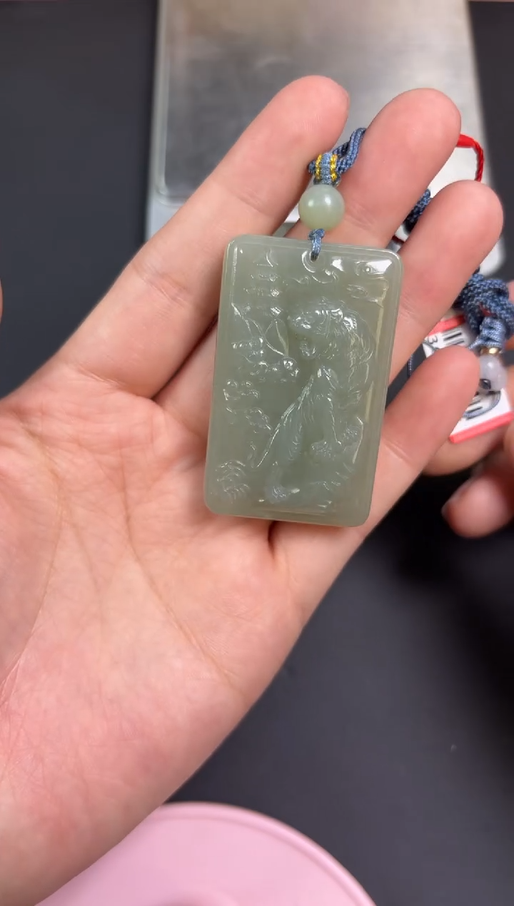 【闪购商品】和田玉吊坠(赠链)未镶嵌且末微色差近矿吊坠