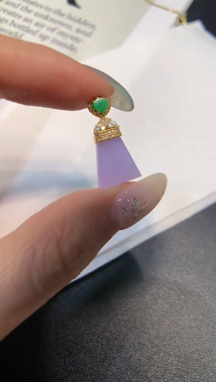 颈饰18K金镶嵌翡翠无事牌