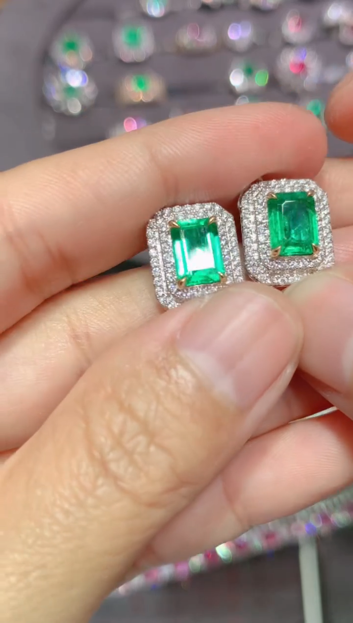 【闪购商品】祖母绿耳钉18K金镶嵌2.08CT