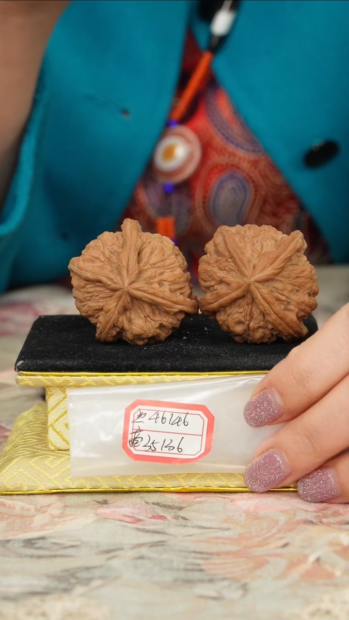 【闪购商品】文玩核桃把件红狮子头四棱