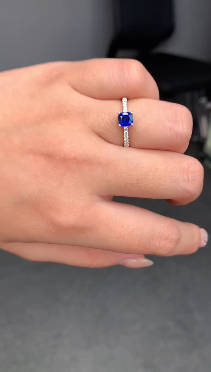【闪购商品】蓝宝石戒指18K金镶嵌1ct皇家蓝戒指