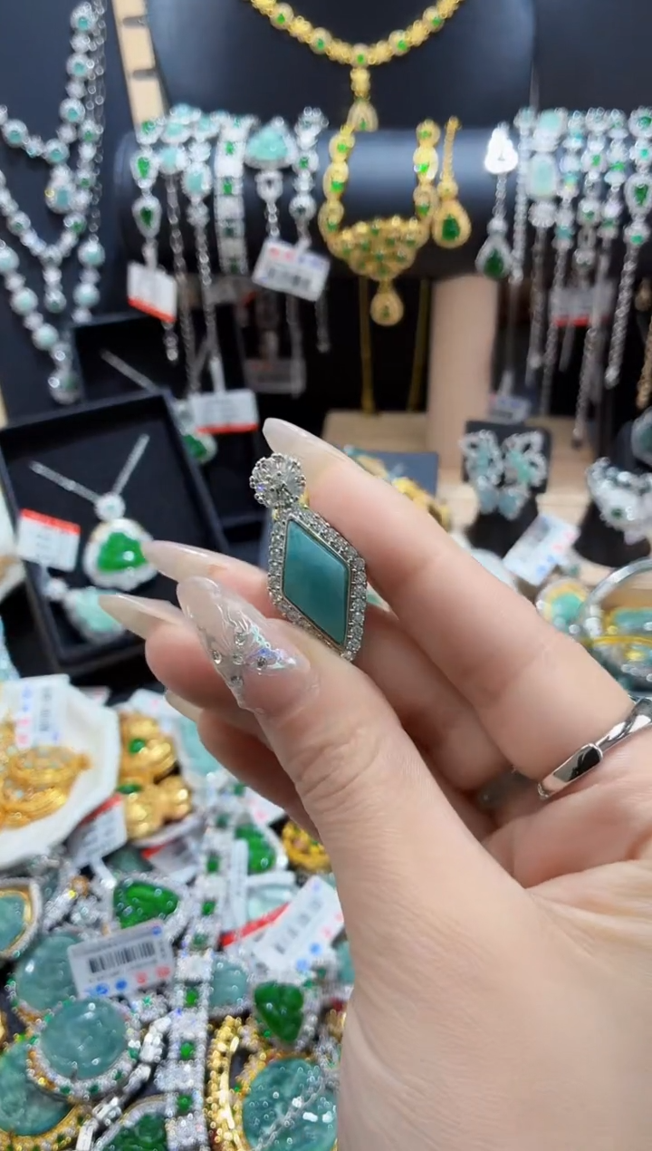 翡翠未镶嵌颈饰天然翡翠a货 多样性发其一