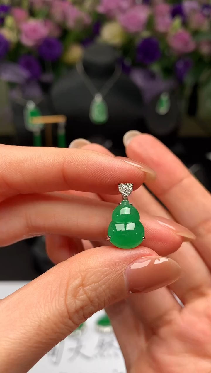 颈饰18K金镶嵌翡翠葫芦