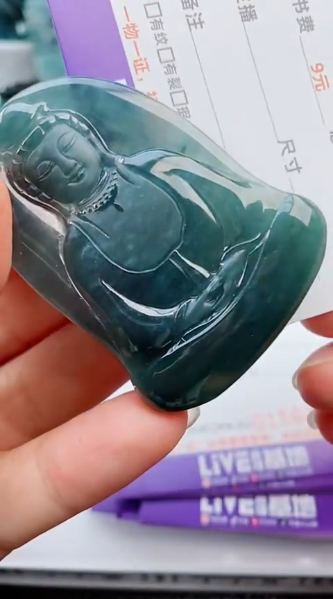 翡翠未镶嵌颈饰           