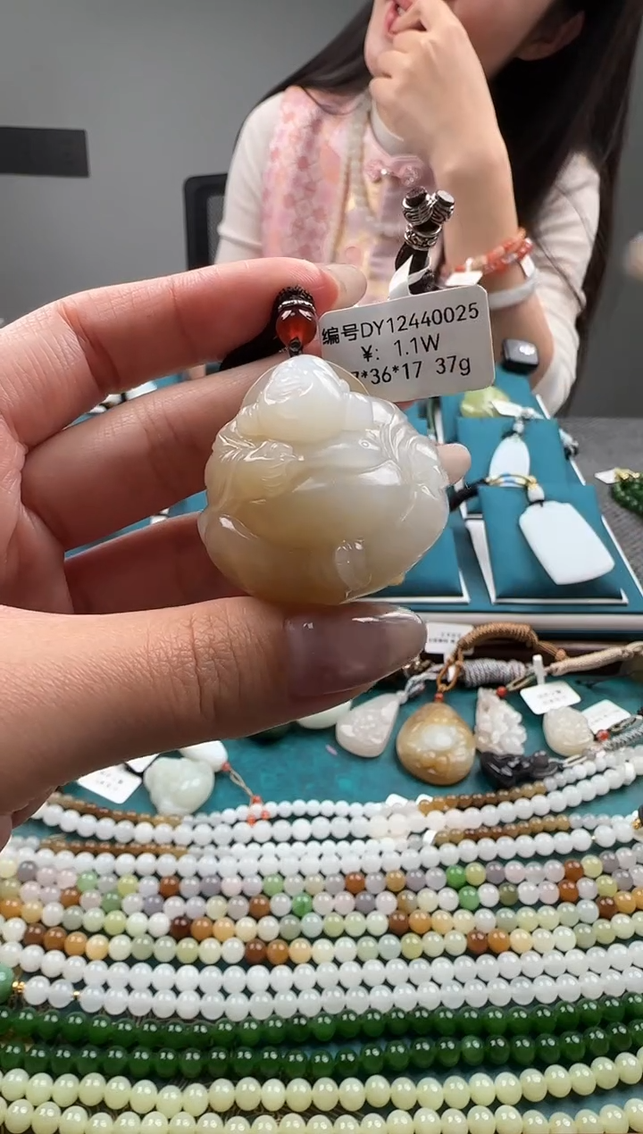 颈饰未镶嵌和田玉吊坠 DY