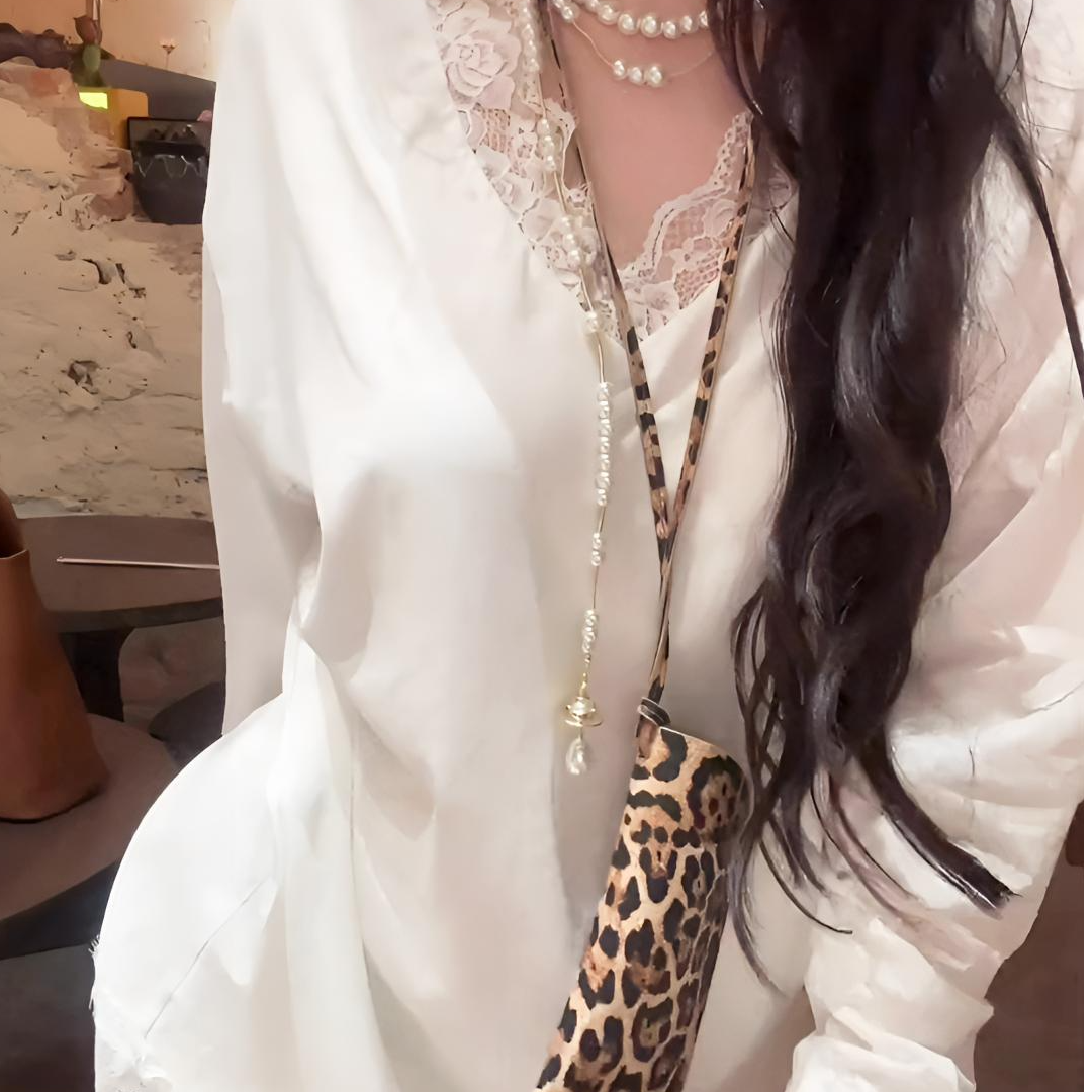 【纯欲风情】蕾丝拼接V领打底t恤女秋季新款高级感内搭长袖宽松上衣