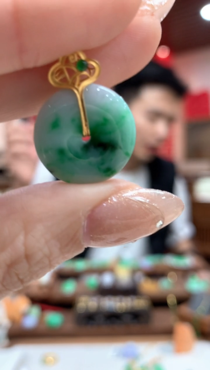 【闪购商品】翡翠吊坠(不含链)18K金镶嵌平安扣