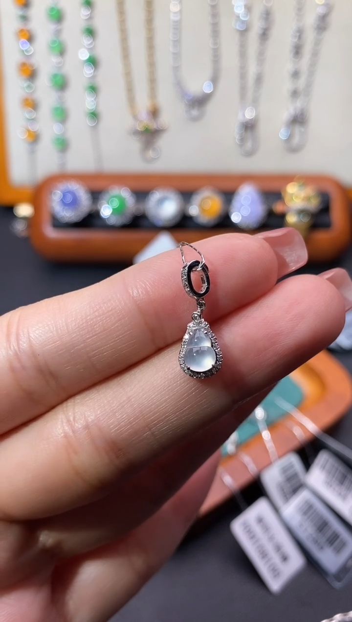 【闪购商品】翡翠颈饰18K金镶嵌吊坠