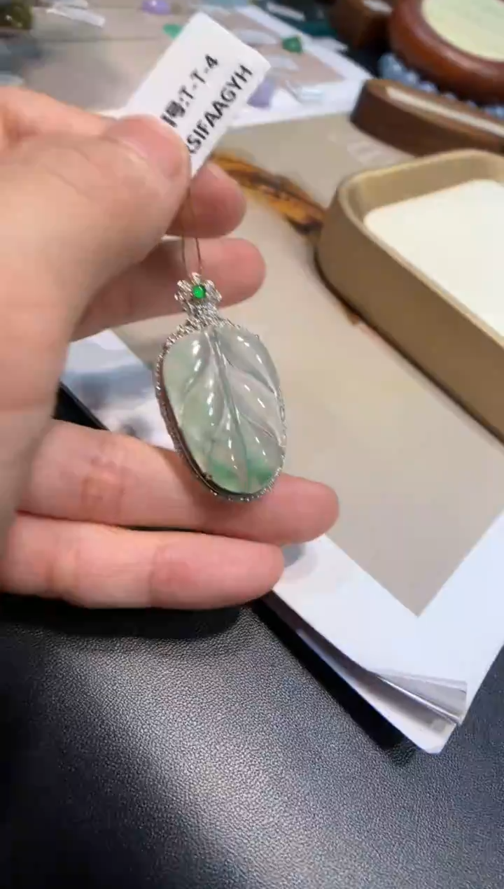 颈饰18K金镶嵌翡翠叶子