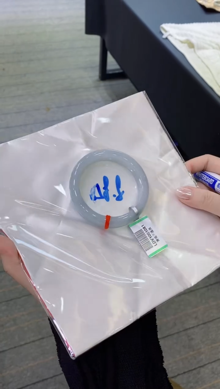 【闪购商品】翡翠手镯未镶嵌               