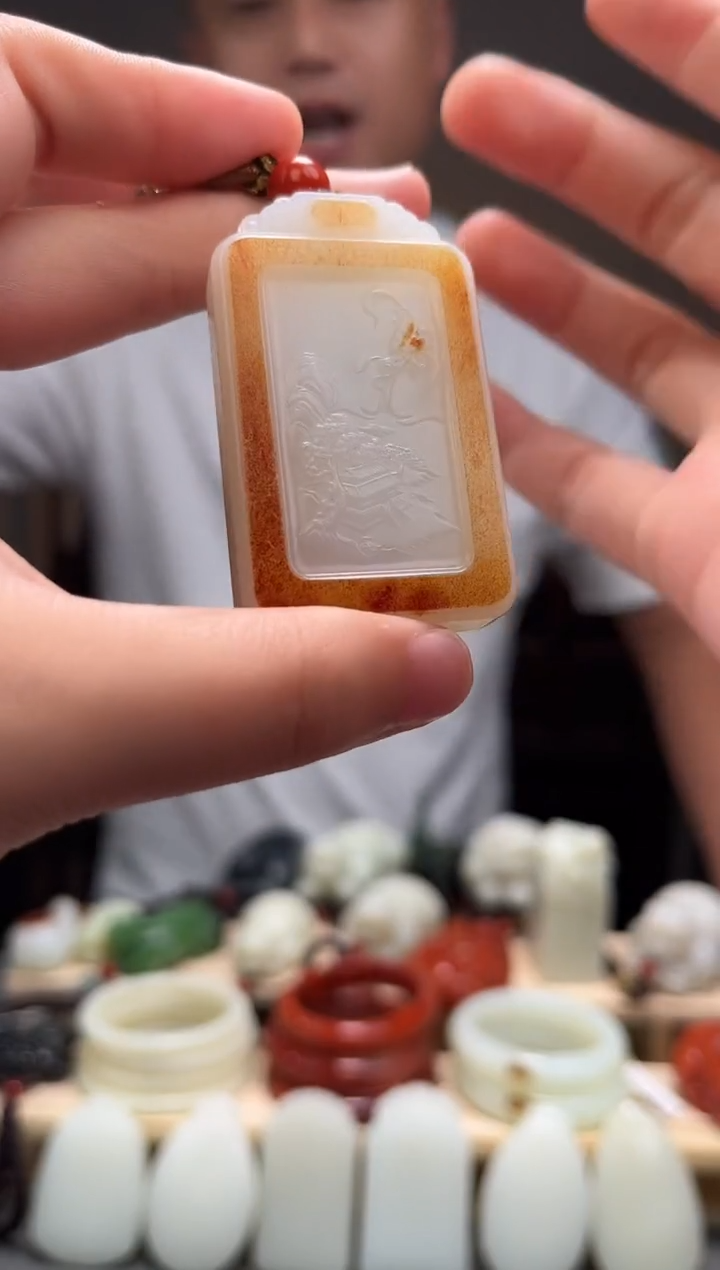 颈饰未镶嵌和田玉吊坠