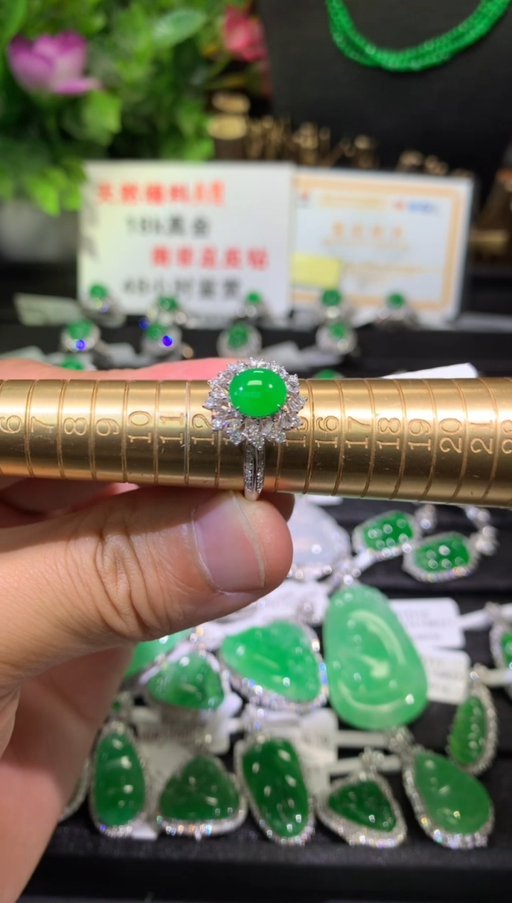 【闪购商品】翡翠戒指18K金镶嵌蛋面戒指