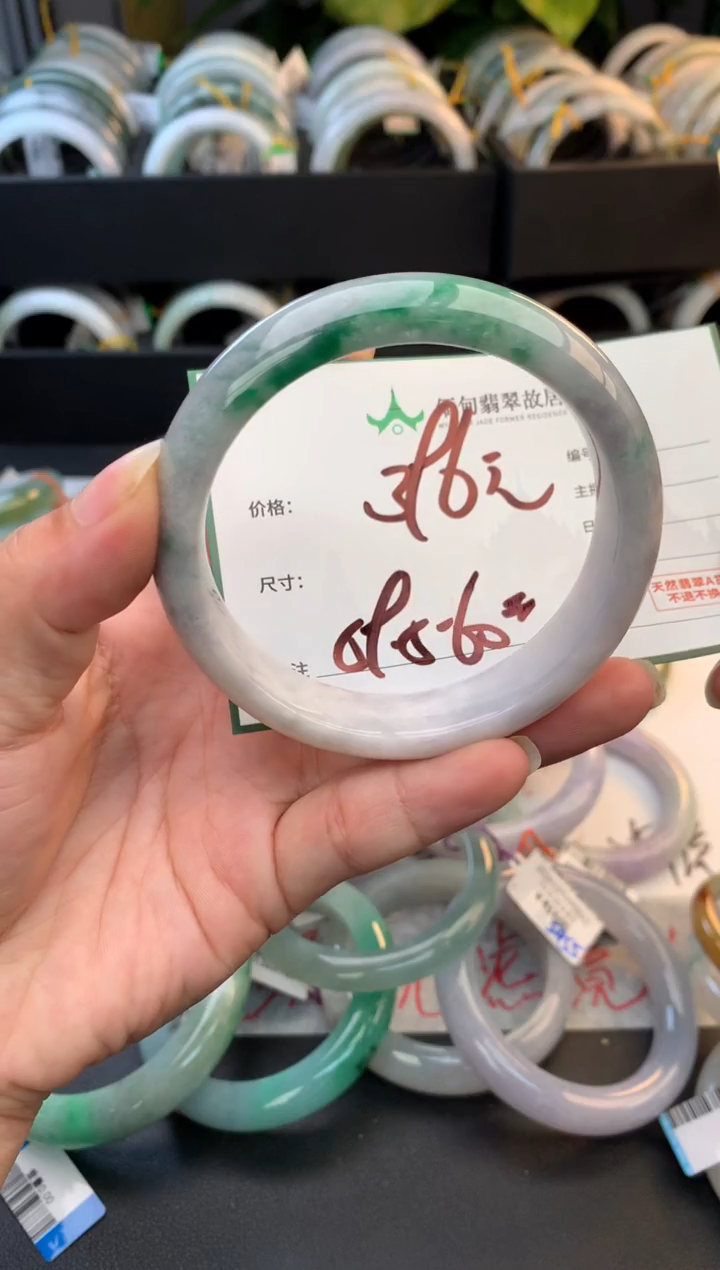 未镶嵌定制翡翠毛货需精细抛光+多人