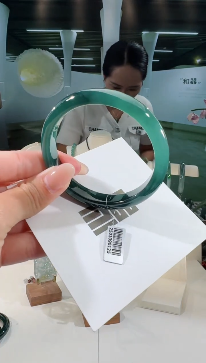 翡翠手镯未镶嵌56圈