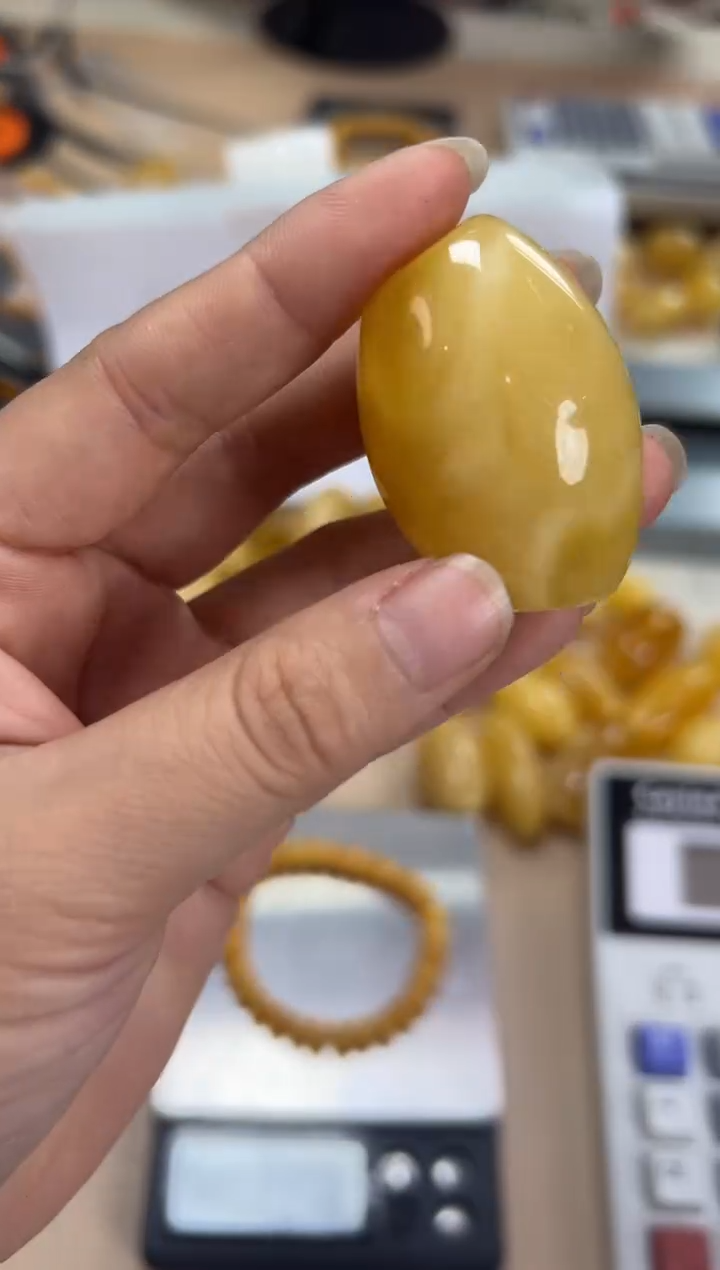 【闪购商品】琥珀裸石未镶嵌蜜蜡吊坠