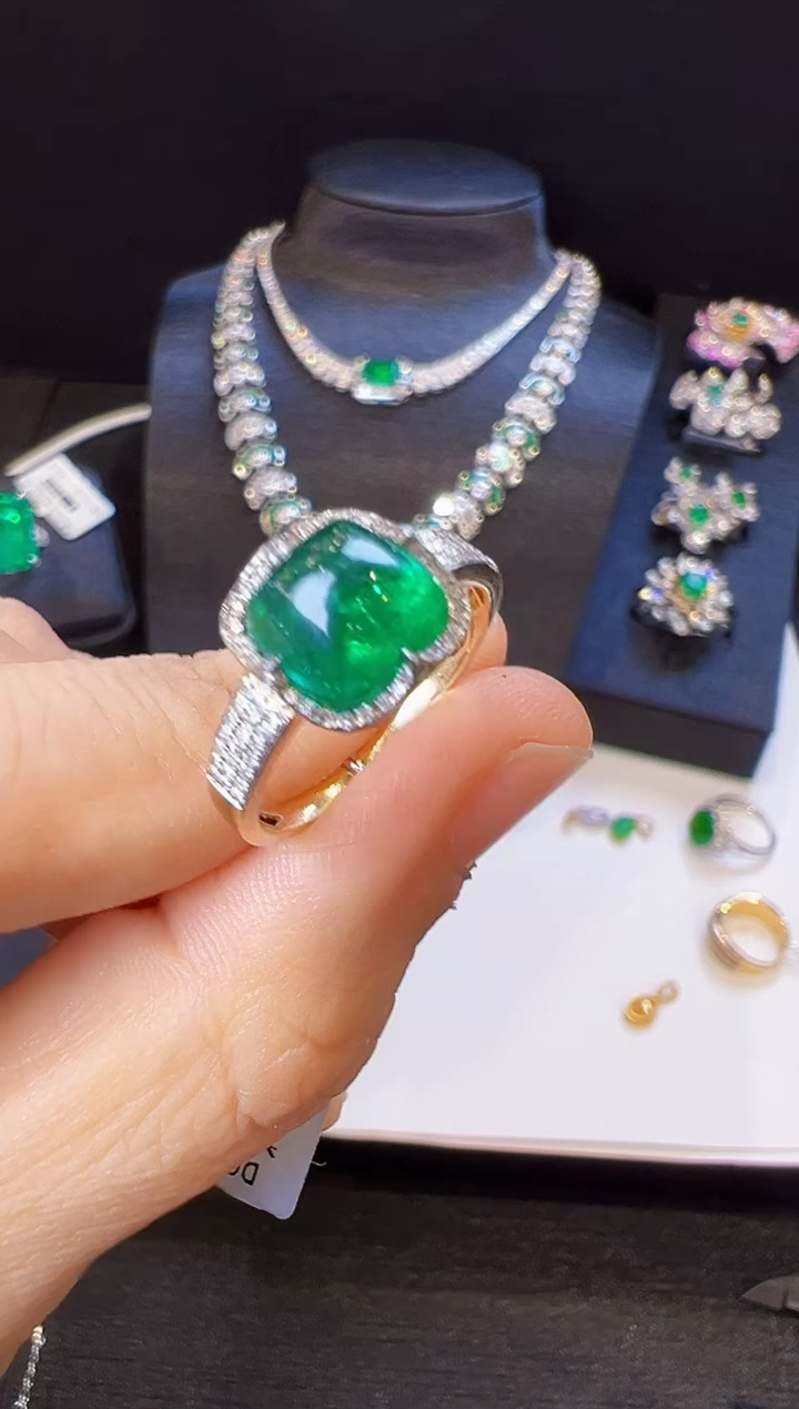 祖母绿戒指18K金镶嵌戒指（不含项链）