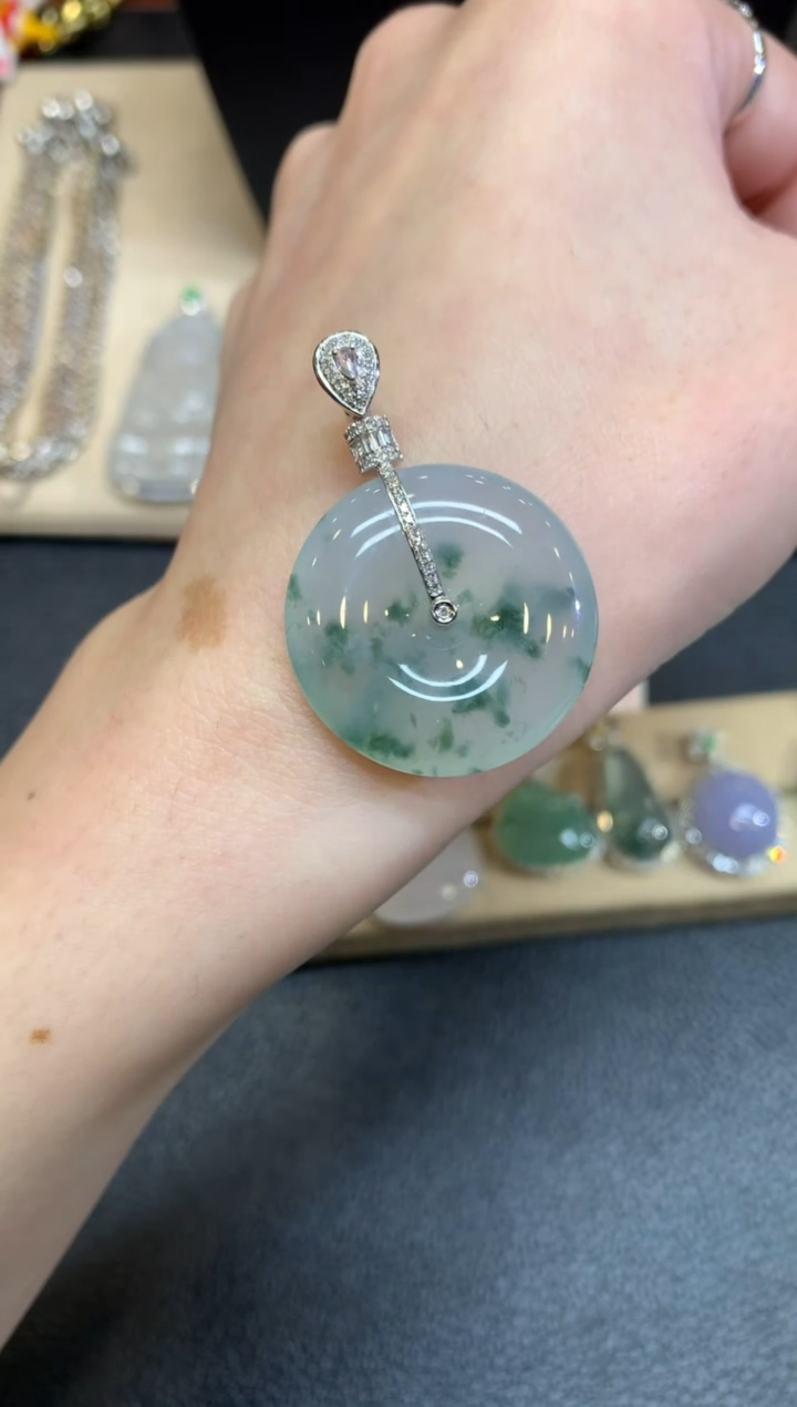 【闪购商品】翡翠颈饰18K金镶嵌平安扣【无服务费】