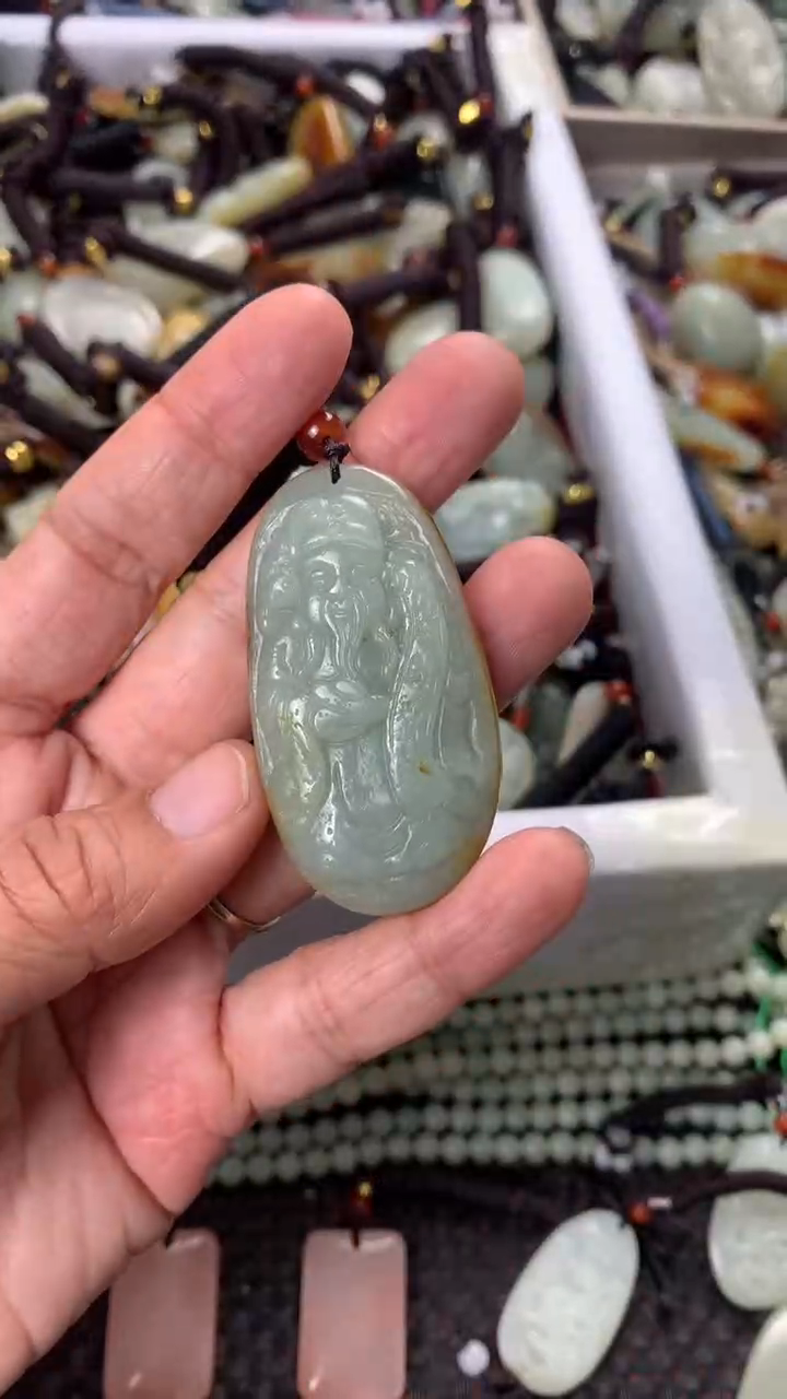 【闪购商品】和田玉颈饰未镶嵌多样性发货没有证书，拍一发一.有瑕