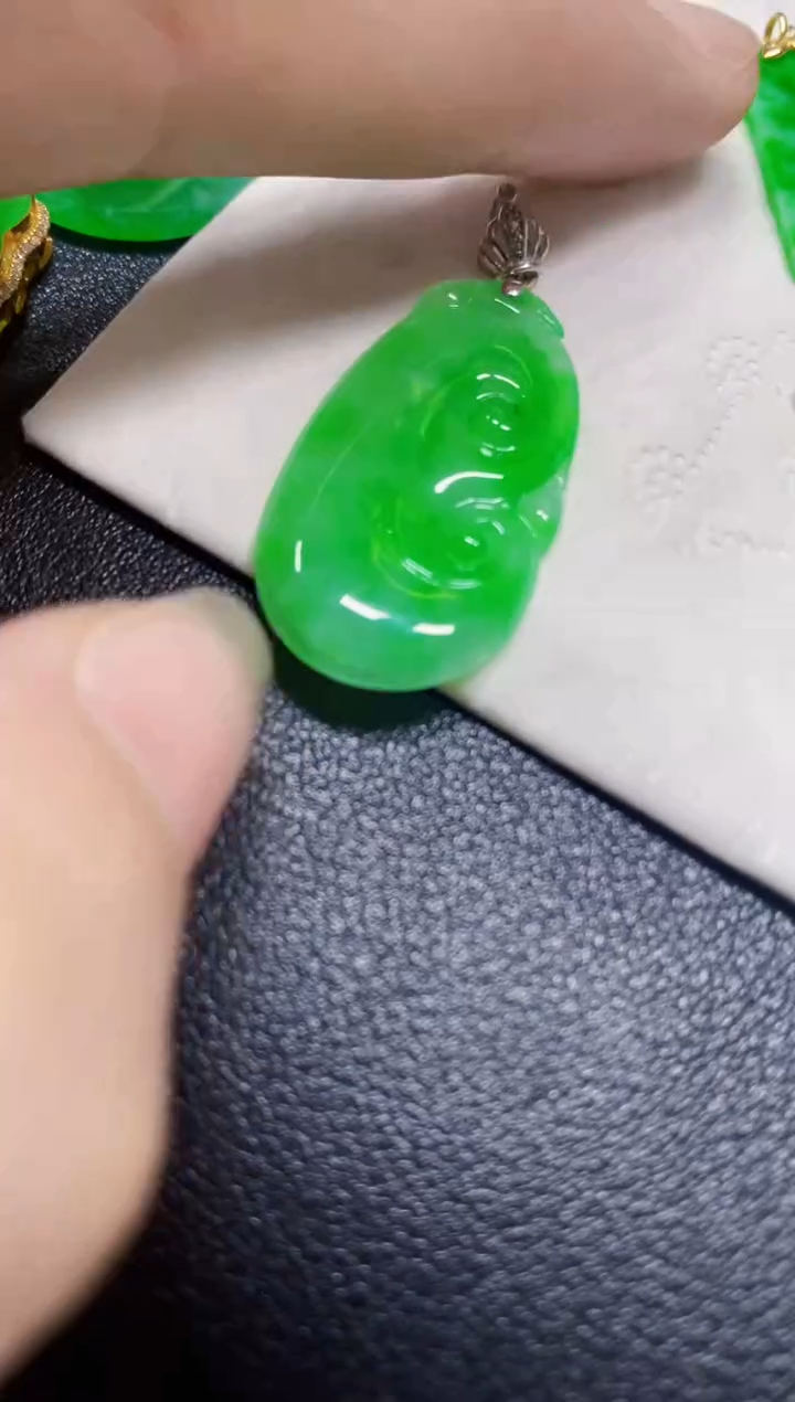 颈饰18K金镶嵌翡翠如意