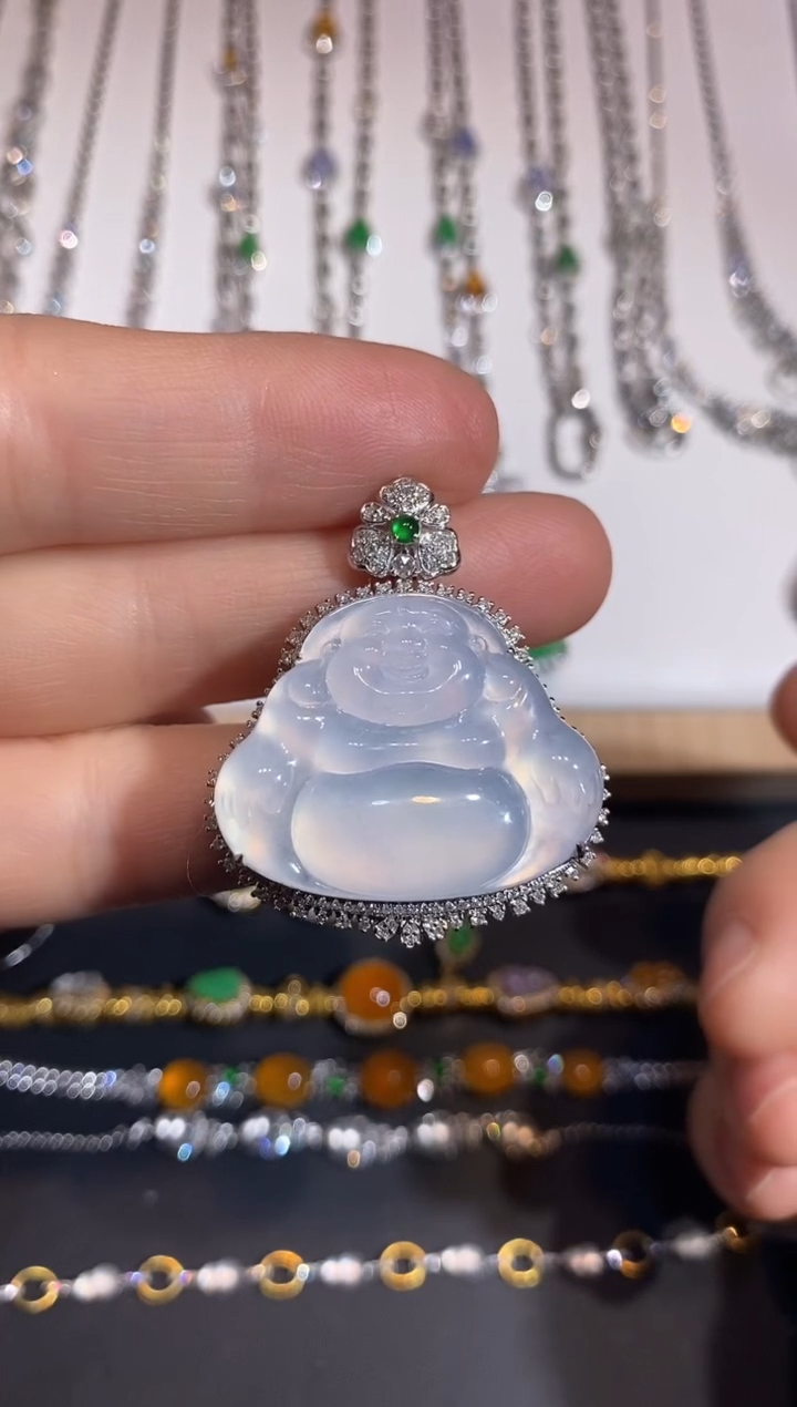 颈饰18K金镶嵌翡翠吊坠