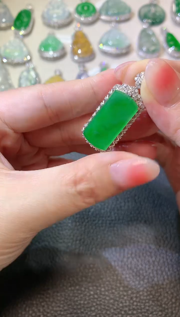 【闪购商品】翡翠吊坠(不含链)18K金镶嵌C74