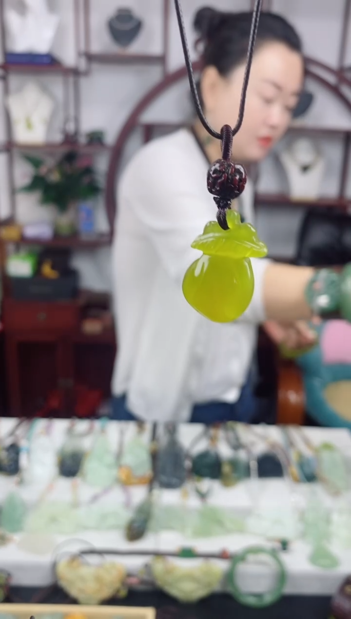 未镶嵌岫玉颈饰1