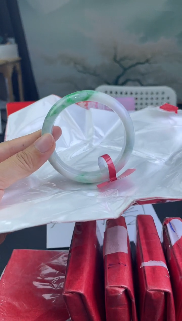 翡翠手镯未镶嵌1翡翠手镯（微瑕）