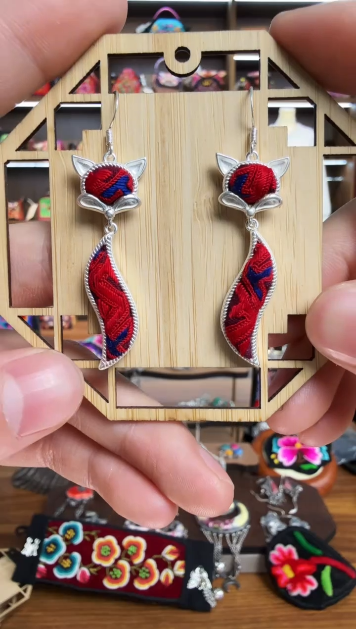 【闪购商品】织绣74蒙阿苏苗绣传承