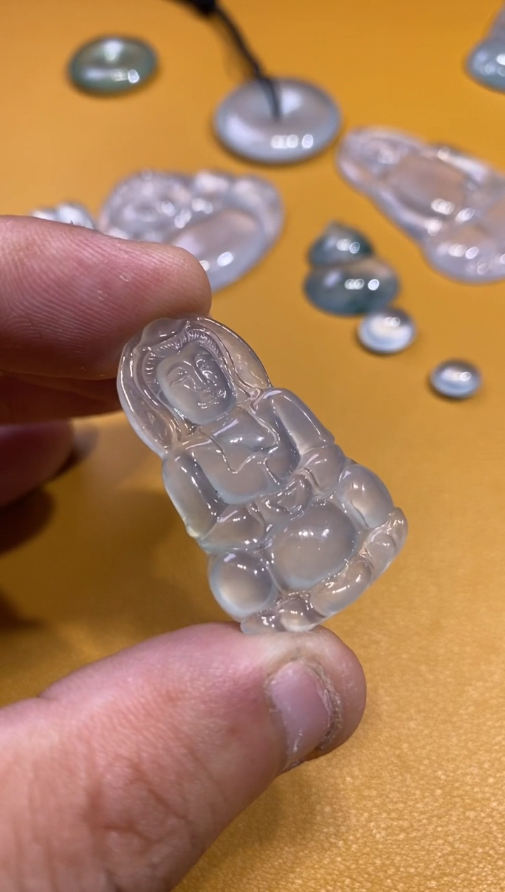 吊坠(不含链)未镶嵌翡翠观音2380  36.7  22.1  5.0