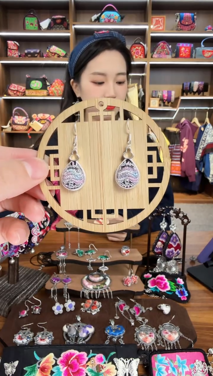 【闪购商品】织绣46蒙阿苏苗绣传承
