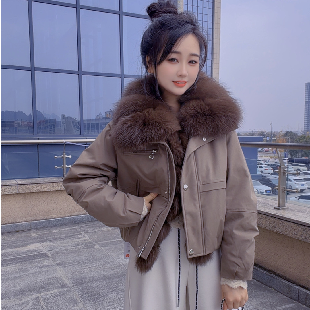 丹丹精选--8857新款拼接毛毛大翻领拉链时尚羽绒外套