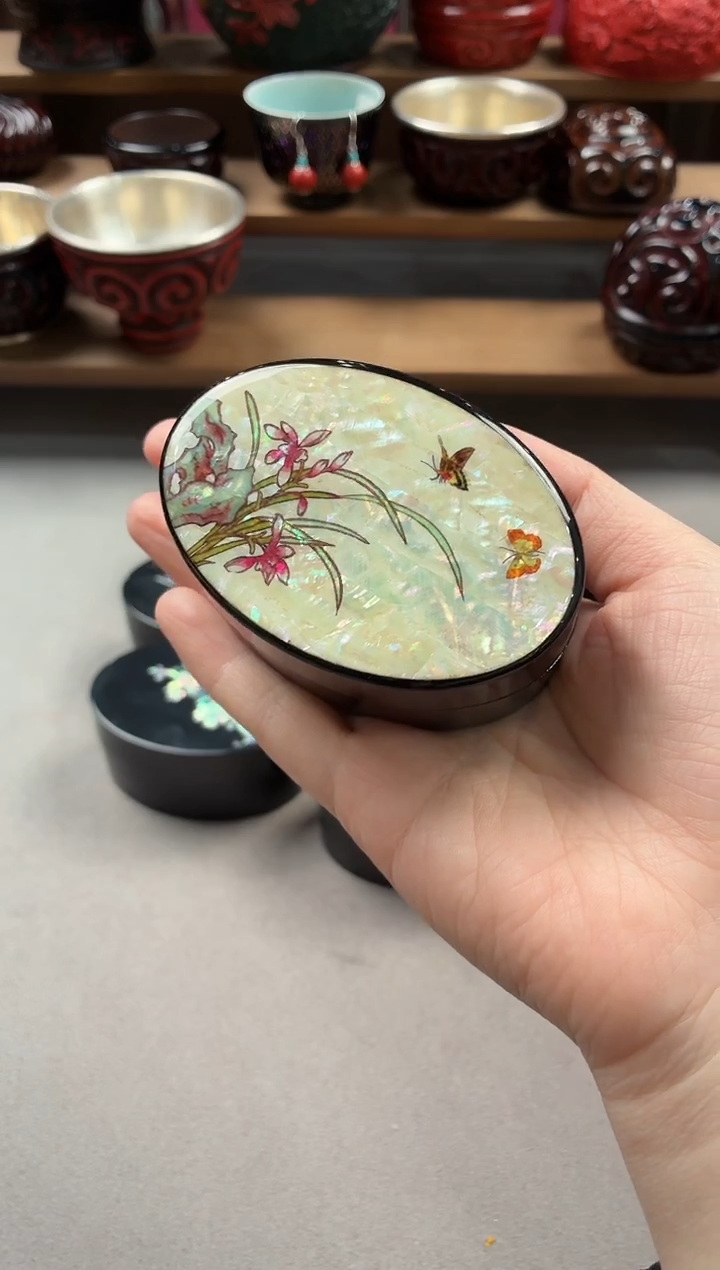 扬州漆器螺钿满贝兰花鸭蛋盒