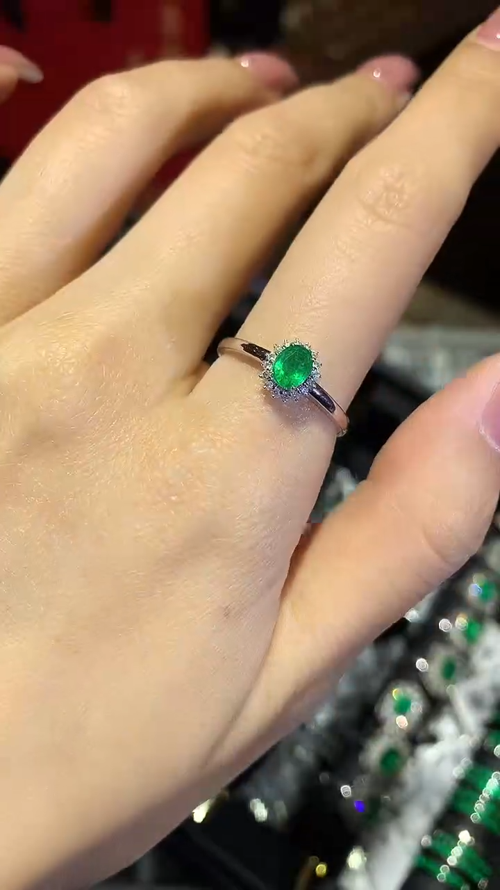 【闪购商品】祖母绿戒指18K金镶嵌祖母绿戒指