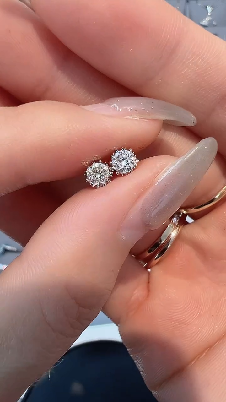 【闪购商品】钻石耳饰18K金镶嵌耳钉