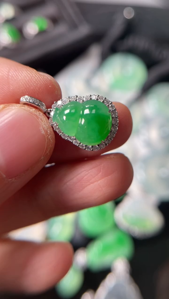 【闪购商品】翡翠颈饰18K金镶嵌缅甸翡翠钻石镶嵌葫芦