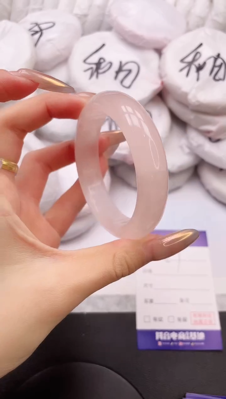 【闪购商品】石英质玉手镯未镶嵌18L67-53