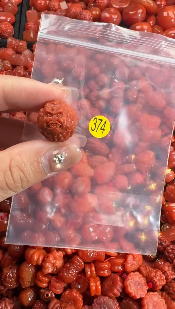 南红玛瑙未镶嵌颈饰1