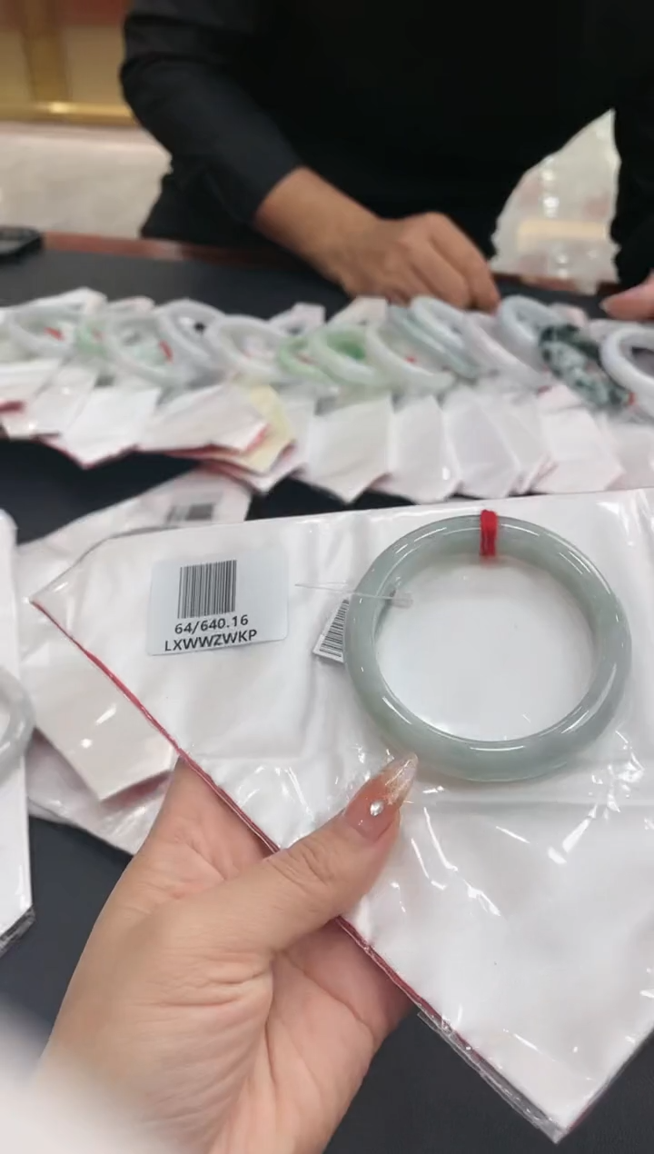 【闪购商品】翡翠手镯未镶嵌lcg镯64-640.16