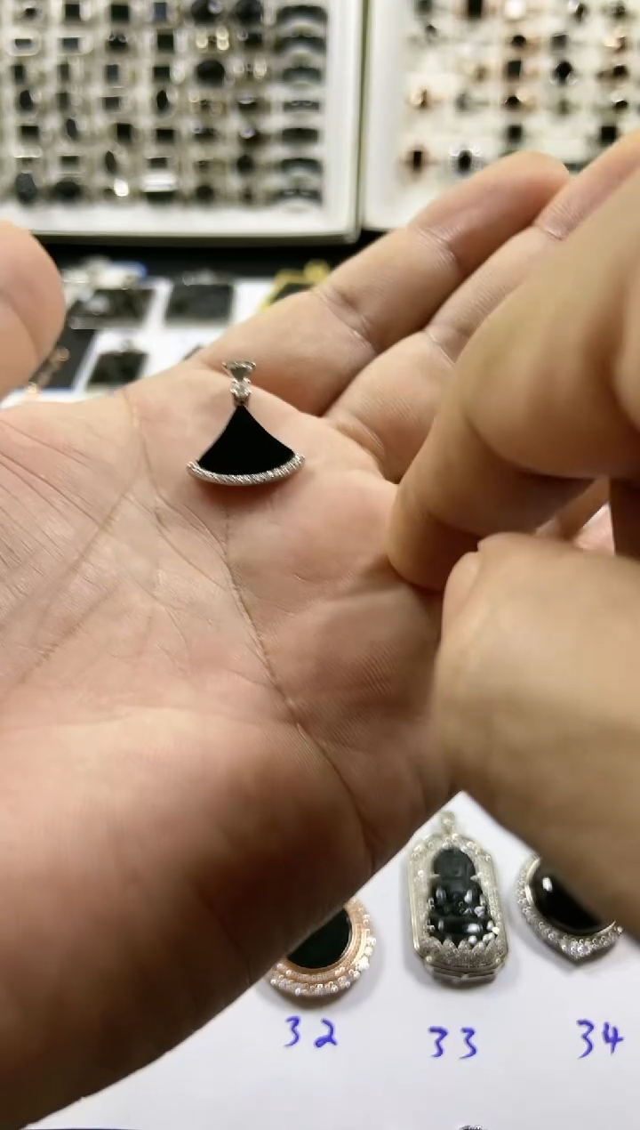 吊坠(赠链)银S925镶嵌翡翠裙子款