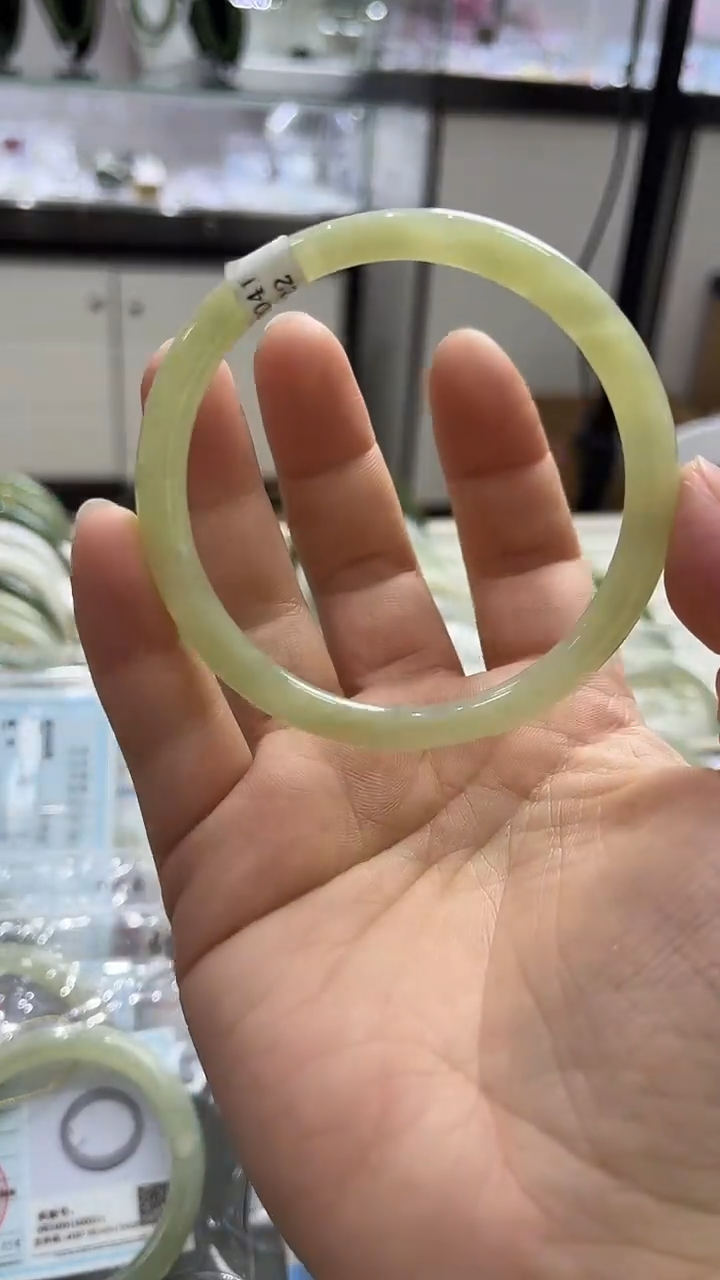 【闪购商品】和田玉手镯未镶嵌晴水手镯（微瑕）