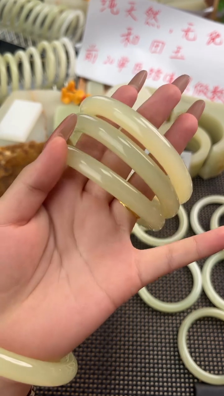 和田玉手镯未镶嵌青海格尔木黄口料