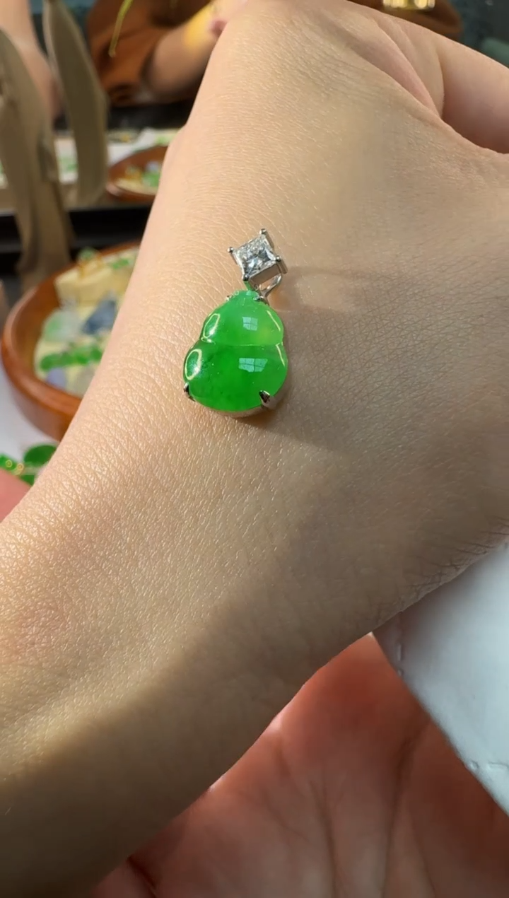 【闪购商品】翡翠颈饰18K金镶嵌缅甸A货翡翠葫芦吊坠