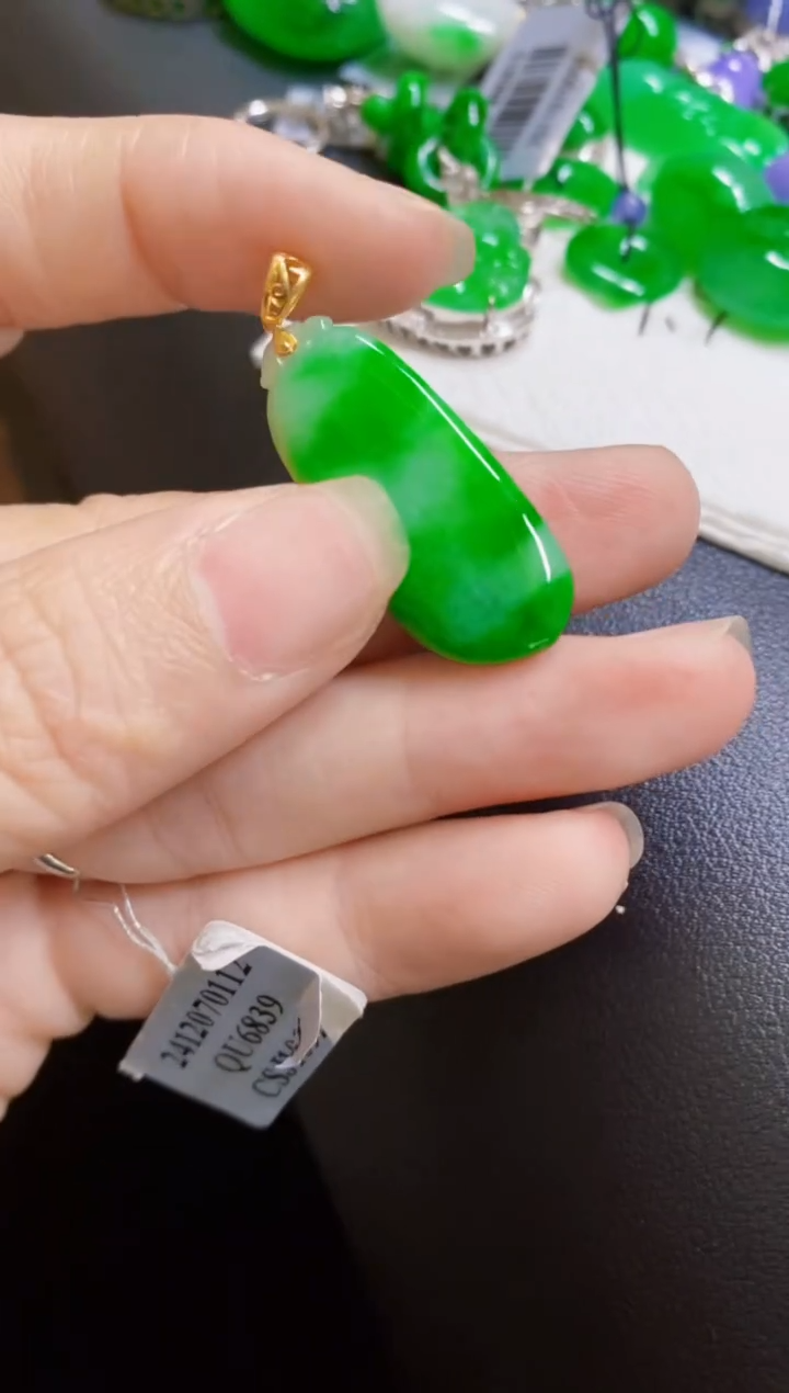 颈饰18K金镶嵌翡翠瓜