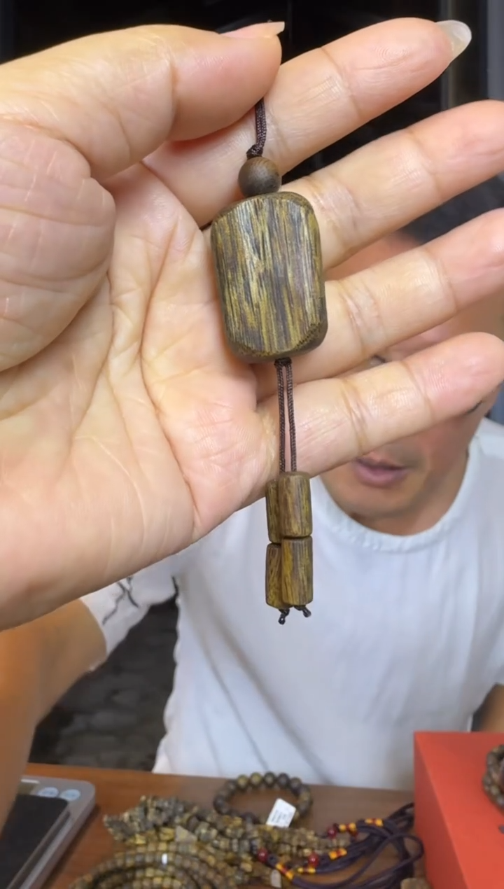 沉香手把件4克乌身圆叶多样性发货一条