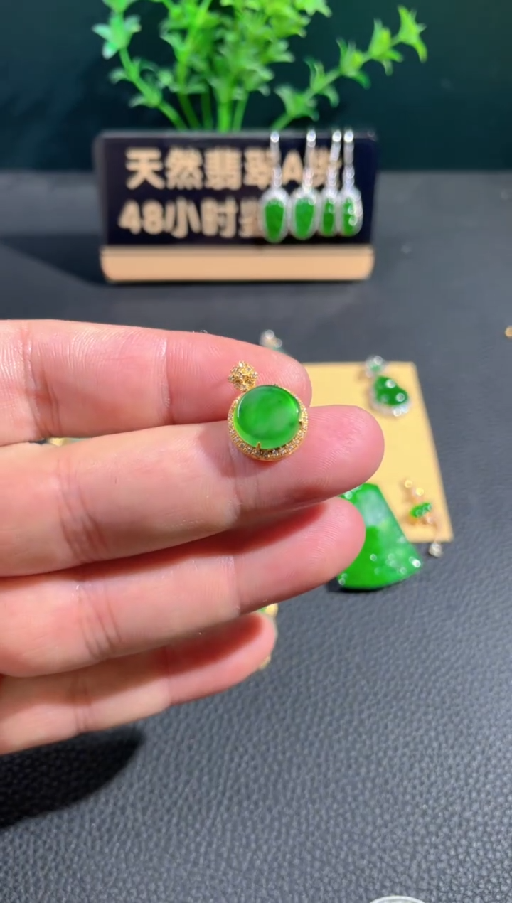 【闪购商品】翡翠颈饰18K金镶嵌翡翠