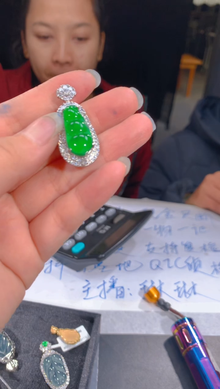 【闪购商品】定制翡翠未镶嵌42定制翡翠，多样性发货（发其一）