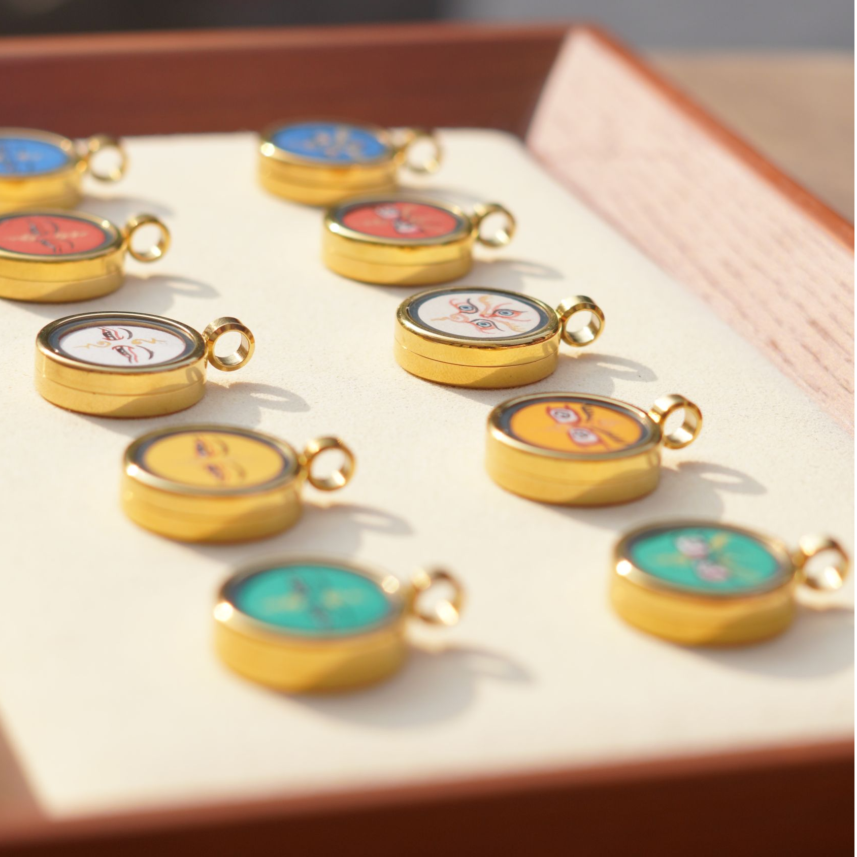 小佛眼小财眼，小巧玲珑的小佛眼，工艺精湛，常被编制成手链或吊坠