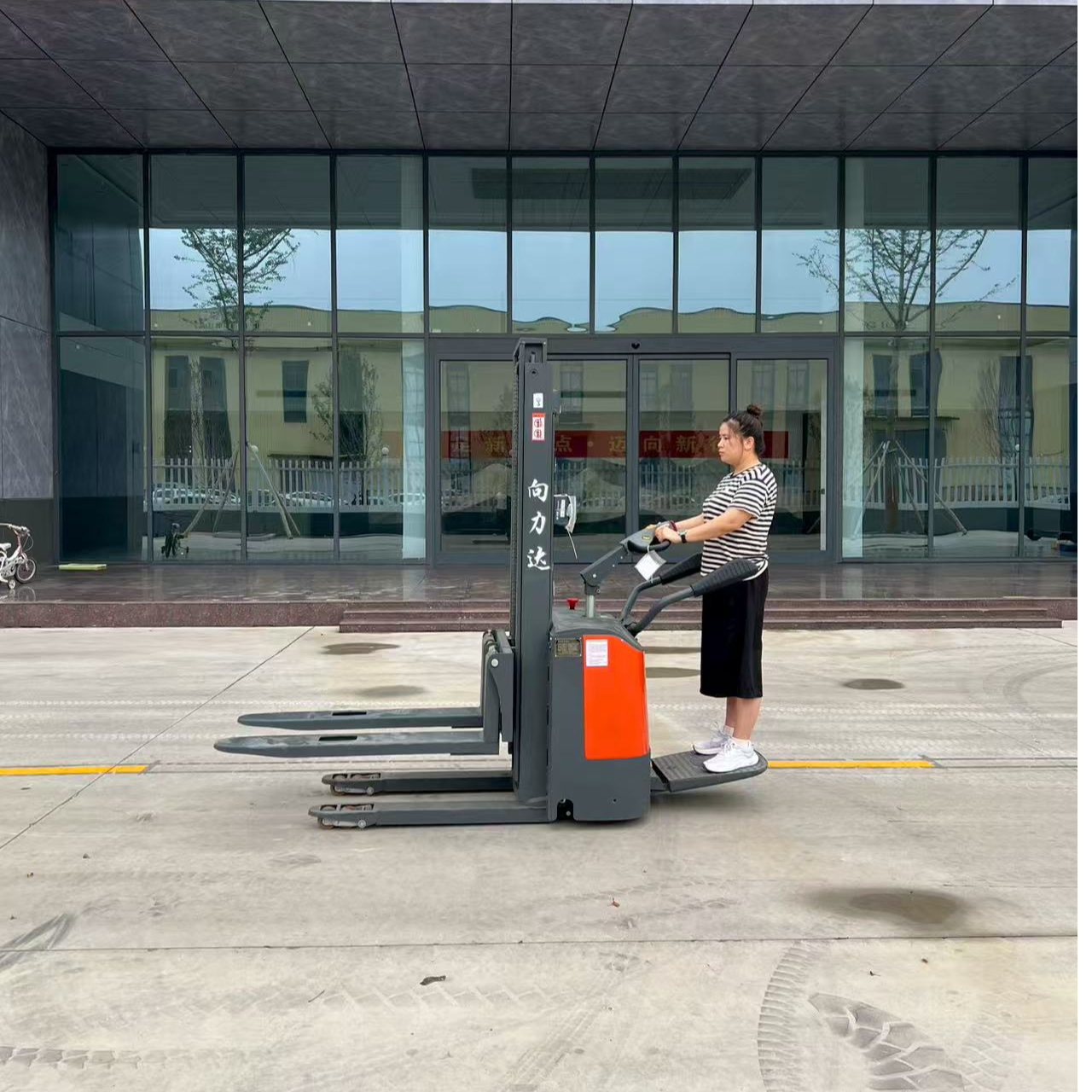护臂款全电动堆高车站驾式升降叉车升高车搬运车双起升可爬坡