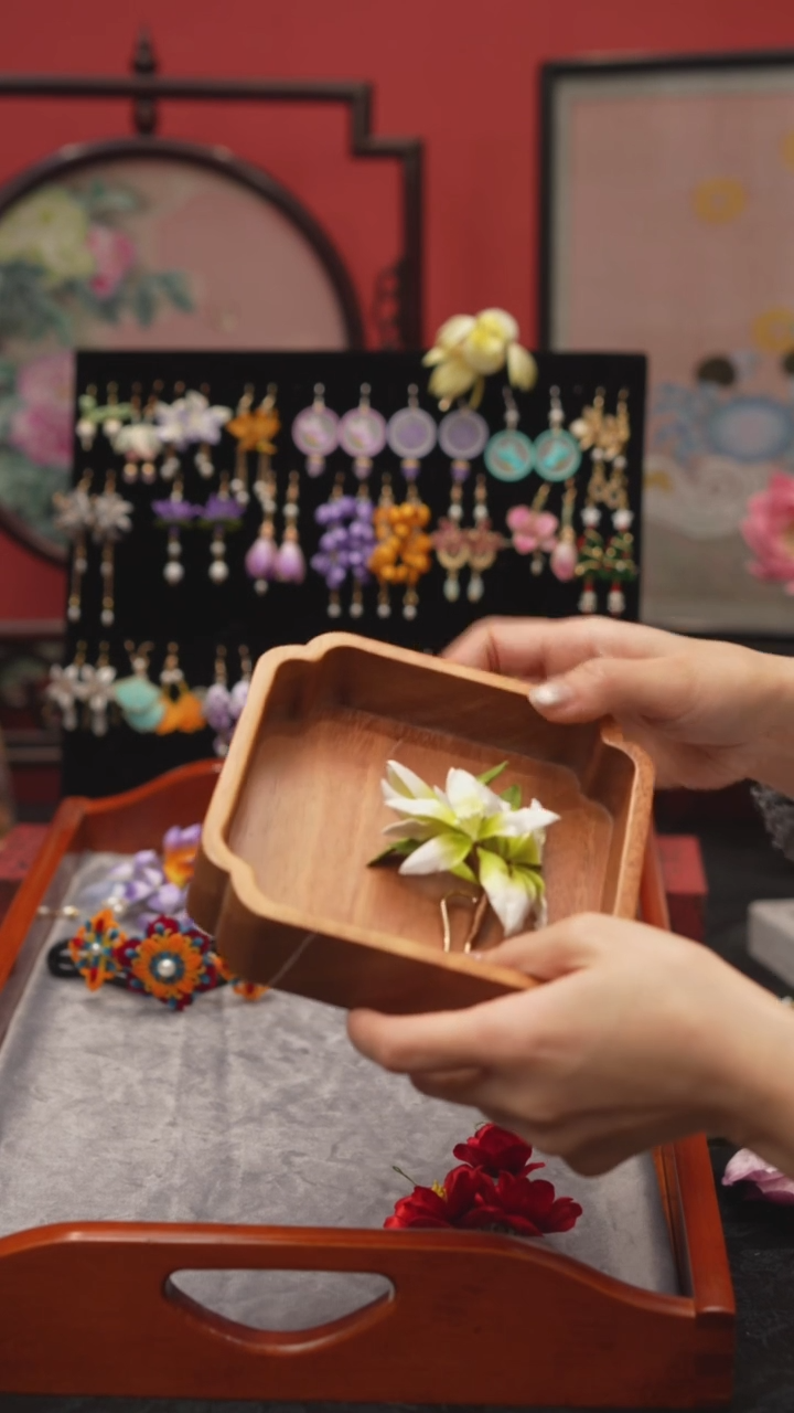 刺绣浣*沙非遗绒花苏绣饰品